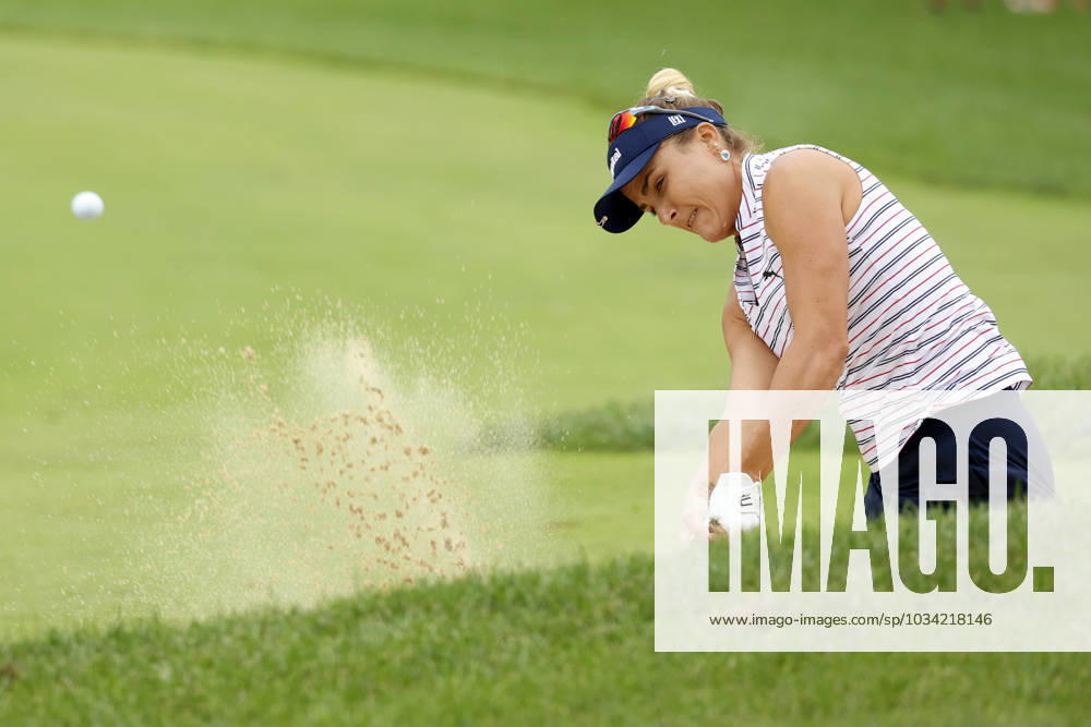 CINCINNATI, OH - SEPTEMBER 08: LPGA, Golf Damen golfer Lexi Thompson hits out of a fairway bunker on the 6th hole during the second round of the Kroger Queen City Championship at the Kenwood Country Club in Cincinnati, Ohio. (Photo by Brian Spurlock Icon Sportswire) GOLF: SEP 08 LPGA Kroger Queen City Championship Icon230908020