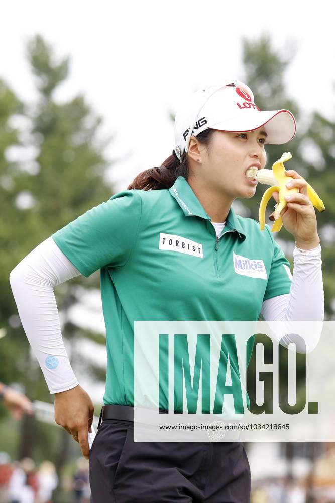 CINCINNATI, OH - SEPTEMBER 08: LPGA, Golf Damen golfer Hye-Jin Choi eats a banana on the 6th hole during the second round of the Kroger Queen City Championship at the Kenwood Country Club in Cincinnati, Ohio. (Photo by Brian Spurlock Icon Sportswire) GOLF: SEP 08 LPGA Kroger Queen City Championship Icon230908032