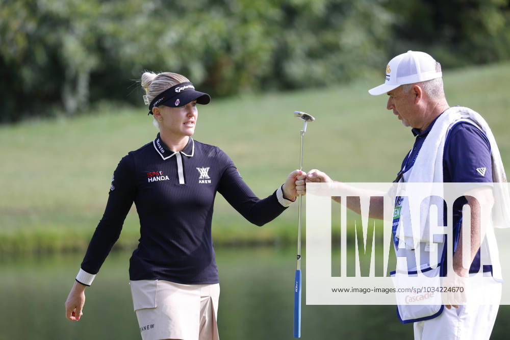 CINCINNATI, OH - SEPTEMBER 08: LPGA, Golf Damen golfer Charley Hull gets a fist bump from her caddie after making a birdie putt on the 12th hole during the second round of the Kroger Queen City Championship at the Kenwood Country Club in Cincinnati, Ohio. (Photo by Brian Spurlock Icon Sportswire) GOLF: SEP 08 LPGA Kroger Queen City Championship Icon230908046