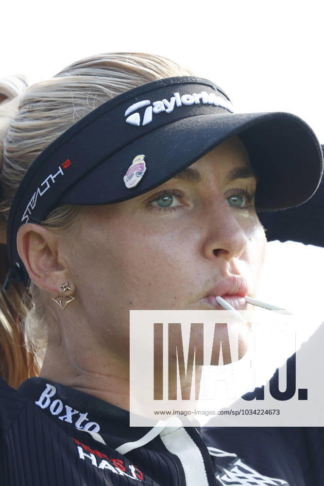 CINCINNATI, OH - SEPTEMBER 08: LPGA, Golf Damen golfer Charley Hull fixes her hair while on the 13th tee during the second round of the Kroger Queen City Championship at the Kenwood Country Club in Cincinnati, Ohio. (Photo by Brian Spurlock Icon Sportswire) GOLF: SEP 08 LPGA Kroger Queen City Championship Icon230908047