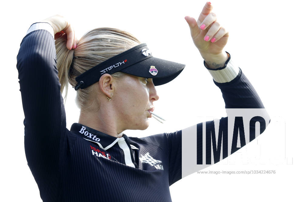 CINCINNATI, OH - SEPTEMBER 08: LPGA, Golf Damen golfer Charley Hull fixes her hair while on the 13th tee during the second round of the Kroger Queen City Championship at the Kenwood Country Club in Cincinnati, Ohio. (Photo by Brian Spurlock Icon Sportswire) GOLF: SEP 08 LPGA Kroger Queen City Championship Icon230908048