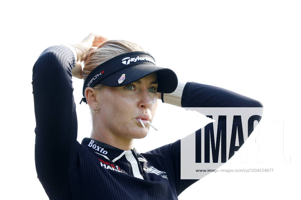 CINCINNATI, OH - SEPTEMBER 08: LPGA, Golf Damen golfer Charley Hull fixes her hair while on the 13th tee during the second round of the Kroger Queen City Championship at the Kenwood Country Club in Cincinnati, Ohio. (Photo by Brian Spurlock Icon Sportswire) GOLF: SEP 08 LPGA Kroger Queen City Championship Icon230908049