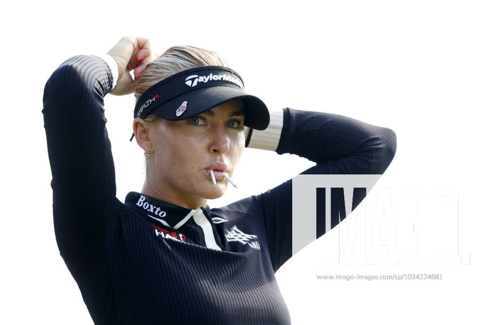 CINCINNATI, OH - SEPTEMBER 08: LPGA, Golf Damen golfer Charley Hull fixes her hair while on the 13th tee during the second round of the Kroger Queen City Championship at the Kenwood Country Club in Cincinnati, Ohio. (Photo by Brian Spurlock Icon Sportswire) GOLF: SEP 08 LPGA Kroger Queen City Championship Icon230908050