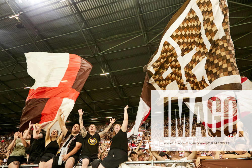 St Pauli cheers and celebrates despite high defeat Fans celebrate exuberantly FC St Pauli vs HSV, 1 Women , 2 DFB Pokal, Bundesliga, 2 Round, Millerntor Stadion, Hamburg, Season 2023 2024, 08 09 2023 DFL REGULATES PROHIBIT ANY USE OF PHOTOGRAPHS AS IMAGE SEQUENCES AND OR QUASI VIDEO Foto EIBNER Stephanie Zerbe FC St Pauli vs HSV, 1 Women , DFB Pokal, 2 Round, Hamburg, Season 2023 2024, 08 09 2023 Hamburg
