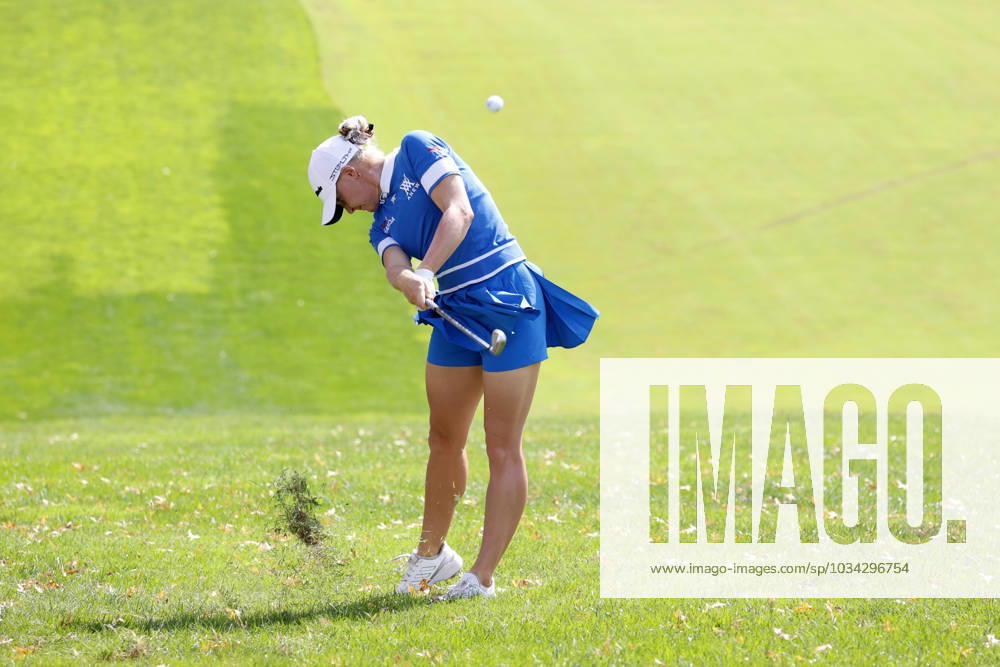 CINCINNATI, OH - SEPTEMBER 10: LPGA, Golf Damen player Charley Hull plays her second shot on the 13th hole during the final round of the Kroger Queen City Championship at the Kenwood Country Club in Cincinnati, Ohio. (Photo by Brian Spurlock Icon Sportswire) GOLF: SEP 10 LPGA Kroger Queen City Championship Icon230910039