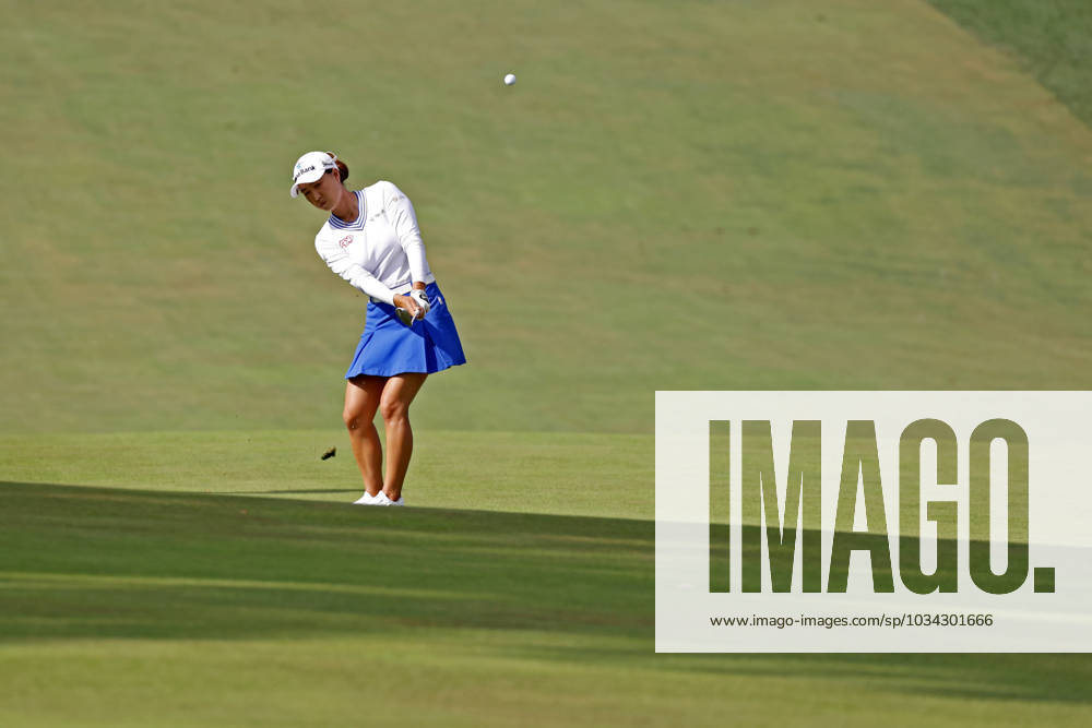 CINCINNATI, OH - SEPTEMBER 10: LPGA, Golf Damen player Minjee Lee hits a wedge on the 18th hole during the Kroger Queen City Championship at the Kenwood Country Club in Cincinnati, Ohio. (Photo by Brian Spurlock Icon Sportswire) GOLF: SEP 10 LPGA Kroger Queen City Championship Icon230910087