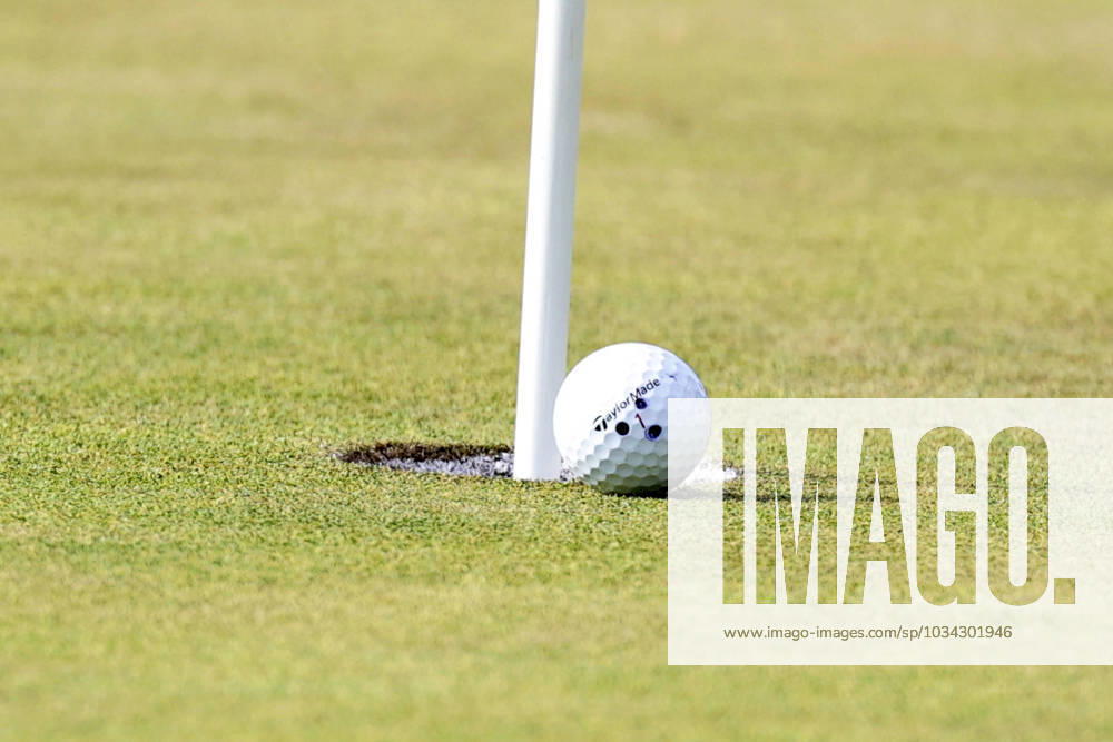 CINCINNATI, OH - SEPTEMBER 10: LPGA, Golf Damen player Charley Hull s ball on the edge of the cup as Hull nearly made a miraculous birdie putt on the 18th green during the first playoff of the Kroger Queen City Championship at the Kenwood Country Club in Cincinnati, Ohio. (Photo by Brian Spurlock Icon Sportswire) GOLF: SEP 10 LPGA Kroger Queen City Championship Icon230910096