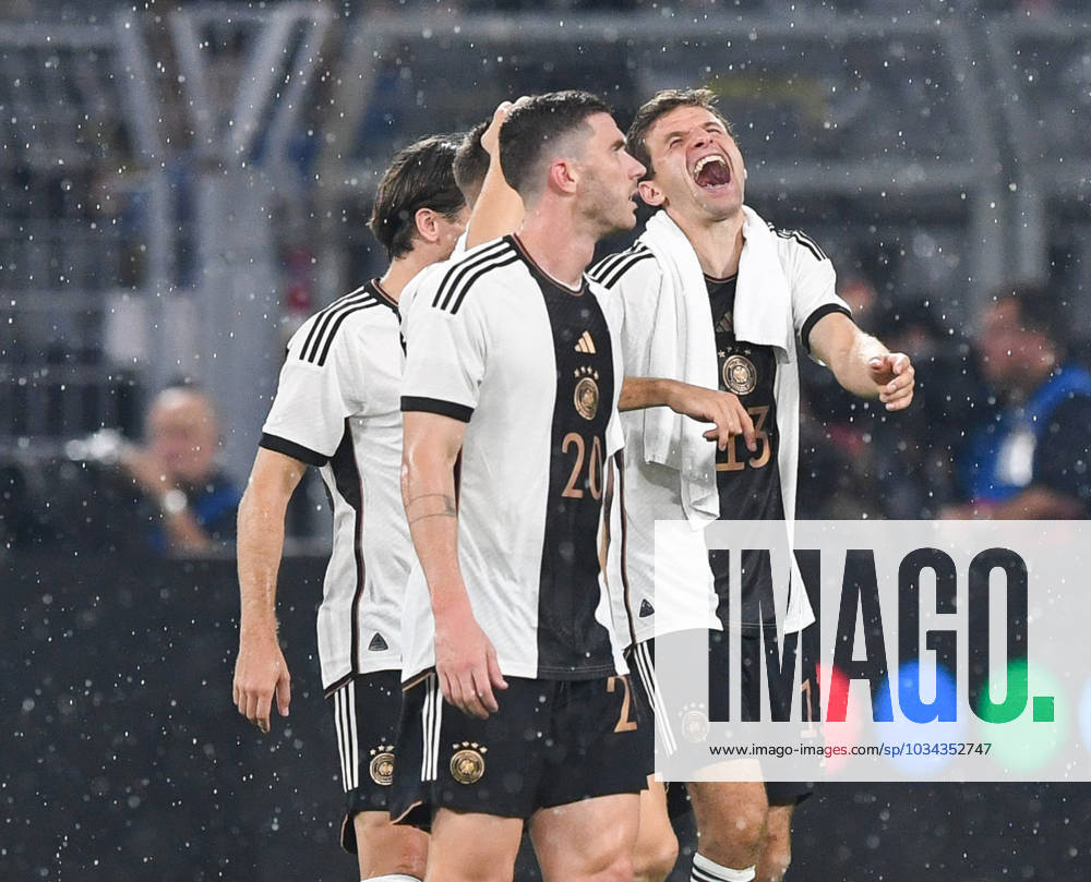 Football, men, 2023 2024 season, international match in Dortmund, Germany France, f l Robin Gosens Germany , Thomas Müller Germany , cheering after the final whistle, 12 09 2023,