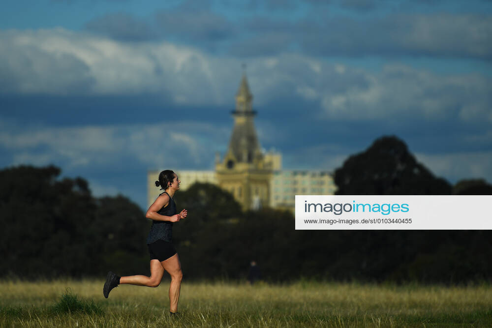 VICTORIA CORONAVIRUS COVID-19, People are seen exercising in a park Melbourne, Wednesday, August 26, 2020. Stage four coronavirus restrictions are in force across metropolitan Melbourne including a 8pm to 5am curfew, people must remain within a 5km radius of their homes and an hourly limit on exercise has been introduced. ( NO ARCHIVING, , NO USE IN BOOKS WITHOUT CONSENT MELBOURNE VICTORIA AUSTRALIA