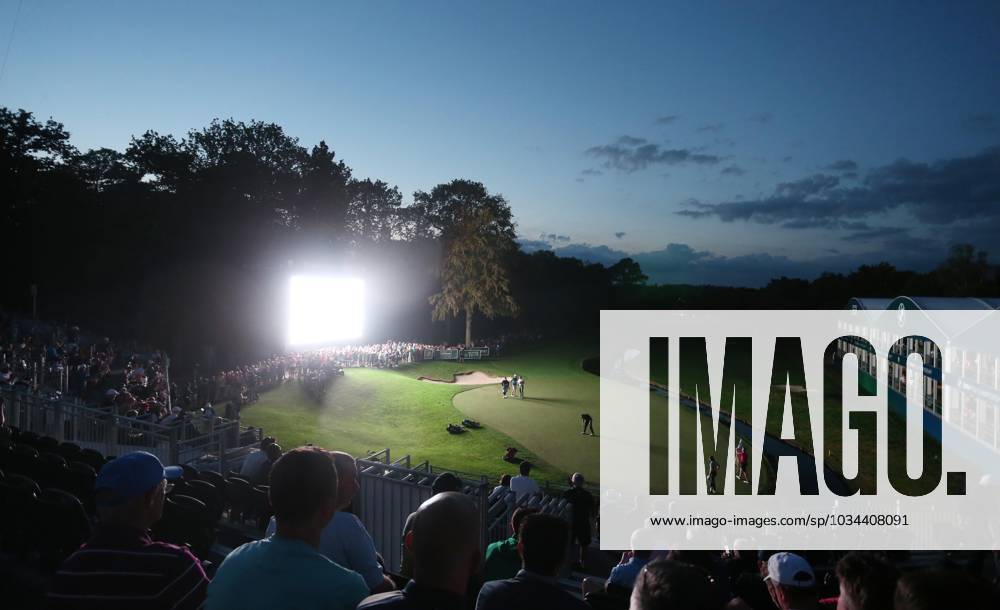 BMW PGA, Golf Herren Championship, Round 2, DP World Tour, European Tour, Wentworth Golf Club, Surrey, UK. - 15th September 2023. Game 14 Shane Lowry, Tommy Fleetwood & Sepp Straka finish play at 19.45pm in darkness at Wentworth with the 18th green lite up by the large electronic scoreboard. - BMW PGA Championship, Round 2, DP World Tour, European Tour, Wentworth Golf Club, Surrey, UK. - 15th September 2023. Surrey Wentworth Golf Course United Kingdom