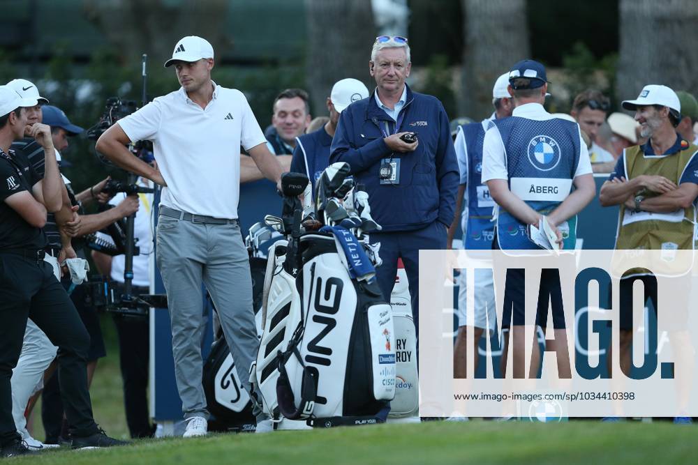 BMW PGA, Golf Herren Championship, Round 2, DP World Tour, European Tour, Wentworth Golf Club, Surrey, UK. - 15th September 2023. Ludvig Aberg of Sweden and Team Europe with match referee on the 18th tee box as the light fades. - BMW PGA Championship, Round 2, DP World Tour, European Tour, Wentworth Golf Club, Surrey, UK. - 15th September 2023. Surrey Wentworth Golf Course United Kingdom