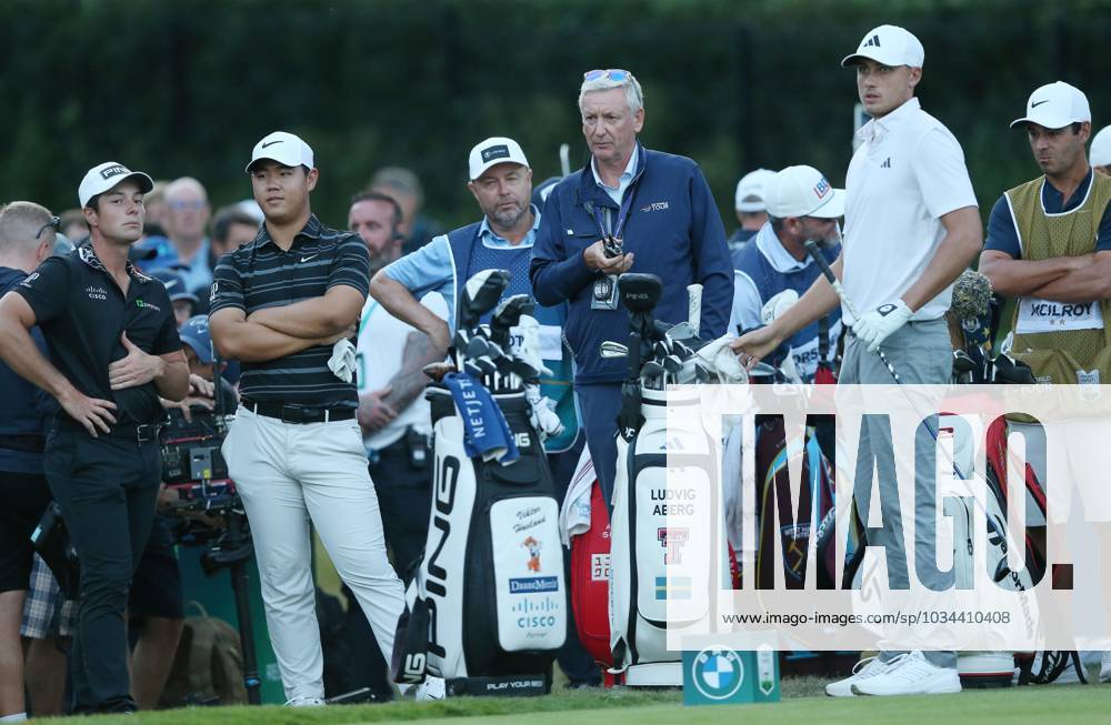 BMW PGA, Golf Herren Championship, Round 2, DP World Tour, European Tour, Wentworth Golf Club, Surrey, UK. - 15th September 2023. Ludvig Aberg of Sweden and Team Europe and Tom Kim of USA with match referee on the 18th tee box as the light fades. - BMW PGA Championship, Round 2, DP World Tour, European Tour, Wentworth Golf Club, Surrey, UK. - 15th September 2023. Surrey Wentworth Golf Course United Kingdom