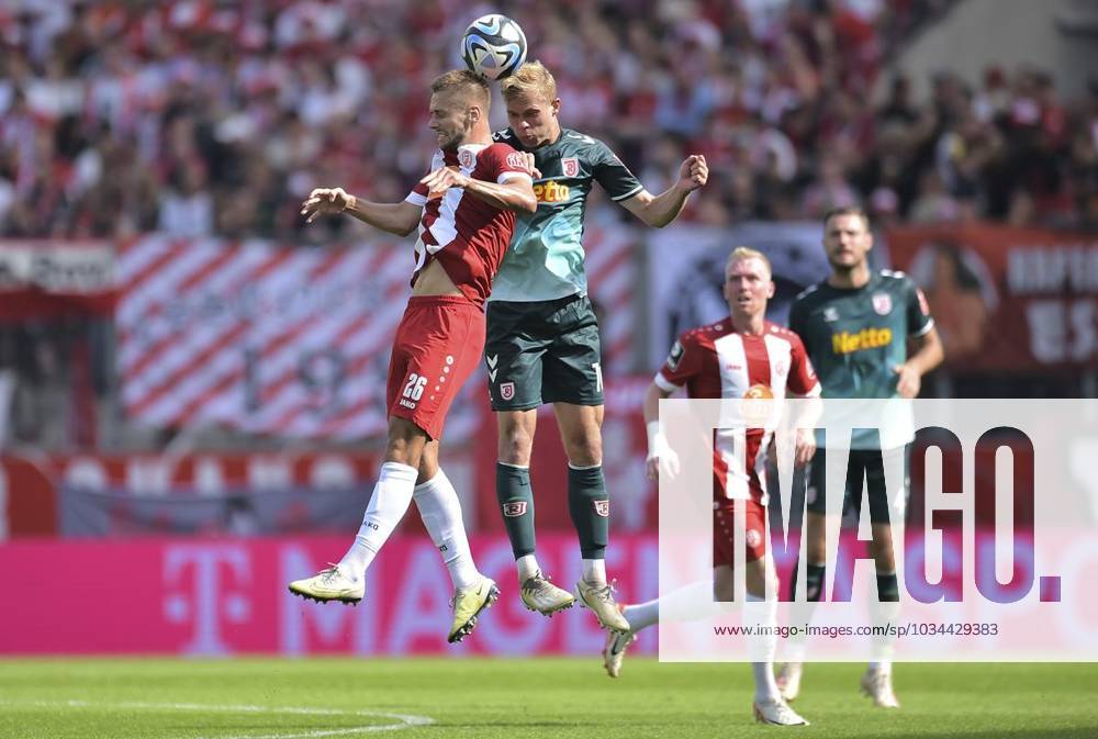 Fußball 3. Liga 6.Spieltag: Rot-Weiss Essen - SSV Jahn Regensburg am 16.09.2023 im Stadion an der Hafenstrasse in Essen Torben Müsel ( Rot-Weiss Essen ), vorne - Louis Breunig ( SSV Jahn Regensburg ), hinten Deutschland Nordrhein Westfalen Essen