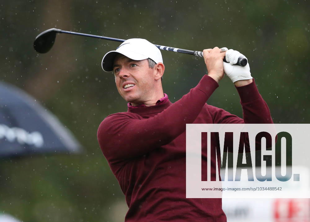 BMW PGA, Golf Herren Championship, Round 4, DP World Tour, European Tour, Wentworth Golf Club, Surrey, UK. - 17th September 2023. Rory McIlroy of Northern Ireland and Team Europe in the rain. - BMW PGA Championship, Round 4, DP World Tour, European Tour, Wentworth Golf Club, Surrey, UK. - 17th September 2023. Surrey Wentworth Golf Course United Kingdom