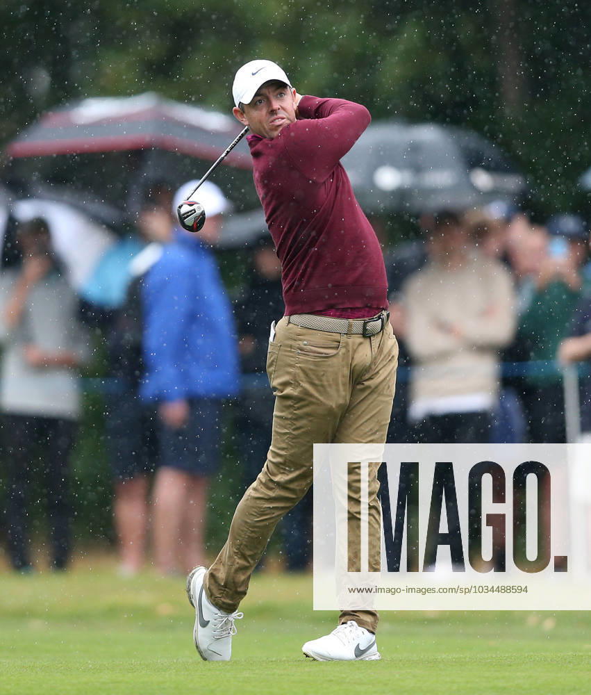 BMW PGA, Golf Herren Championship, Round 4, DP World Tour, European Tour, Wentworth Golf Club, Surrey, UK. - 17th September 2023. Rory McIlroy of Northern Ireland and Team Europe in the rain. - BMW PGA Championship, Round 4, DP World Tour, European Tour, Wentworth Golf Club, Surrey, UK. - 17th September 2023. Surrey Wentworth Golf Course United Kingdom