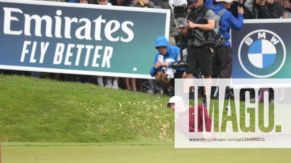 BMW PGA, Golf Herren Championship, Round 4, DP World Tour, European Tour, Wentworth Golf Club, Surrey, UK. - 17th September 2023. Rory McIlroy of Northern Ireland and Team Europe plays out of the bunker on the 18th hole. - BMW PGA Championship, Round 4, DP World Tour, European Tour, Wentworth Golf Club, Surrey, UK. - 17th September 2023. Surrey Wentworth Golf Course United Kingdom