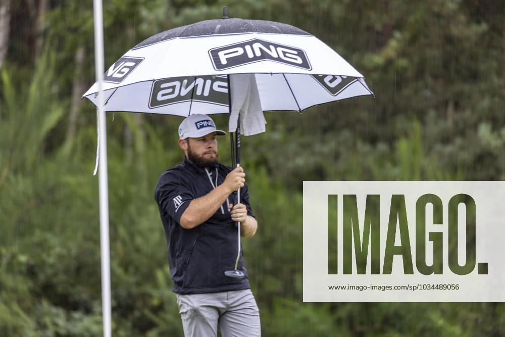 Golf - 2023 BMW PGA, Golf Herren Championship - Final Day - Wentworth - Sunday 17th September 2023 Rain stops play at Wentworth as leader Tyrell Hatton takes cover under his umbrella at Wentworth COLORSPORT DANIEL BEARHAM csp_golf_db_17092023_