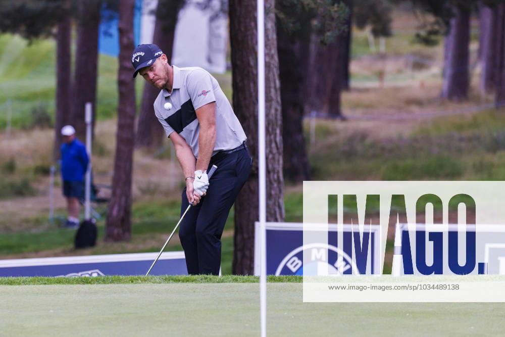 Golf - 2023 BMW PGA, Golf Herren Championship - Final Day - Wentworth - Sunday 17th September 2023 Danny Willett (ENG) chips in form the edge of the green as group 2 begin their round at Wentworth COLORSPORT DANIEL BEARHAM csp_golf_db_17092023_