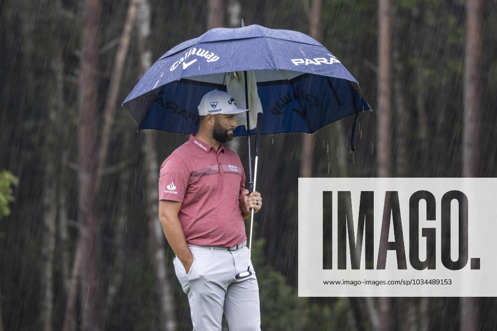 Golf - 2023 BMW PGA, Golf Herren Championship - Final Day - Wentworth - Sunday 17th September 2023 Rain stops play at Wentworth as Jon Rahm stands under his umbrella at Wentworth COLORSPORT DANIEL BEARHAM csp_golf_db_17092023_