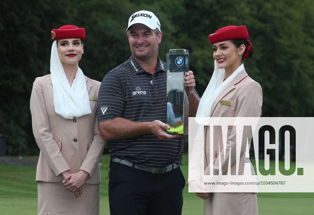 BMW PGA, Golf Herren Championship, Round 4, DP World Tour, European Tour, Wentworth Golf Club, Surrey, UK. - 17th September 2023. Ryan Fox of New Zealand Holds aloft The 2023 BMW PGA Championship Trophy after winning the tournament with a score of -18 Par. - BMW PGA Championship, Round 4, DP World Tour, European Tour, Wentworth Golf Club, Surrey, UK. - 17th September 2023. Surrey Wentworth Golf Course United Kingdom