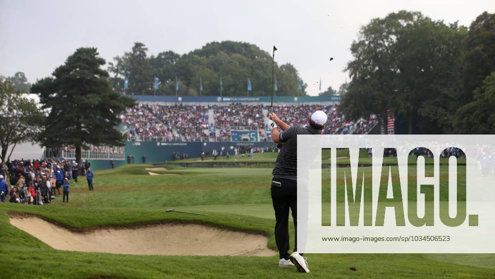 BMW PGA, Golf Herren Championship, Round 4, DP World Tour, European Tour, Wentworth Golf Club, Surrey, UK. - 17th September 2023. Ryan Fox of New Zealand plays a shot in to the 18th green on round 4 of The BMW PGA Championship 2023. - BMW PGA Championship, Round 4, DP World Tour, European Tour, Wentworth Golf Club, Surrey, UK. - 17th September 2023. Surrey Wentworth Golf Course United Kingdom