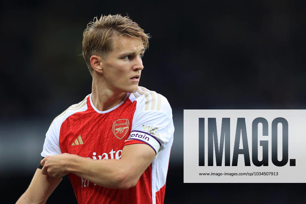 Fußball Premier League Everton gegen Arsenal 17. September 2023 Premier League Everton gegen Arsenal Martin Odegaard von Arsenal zeigt seine Kapitänsbinde Foto Simon Stacpoole Abseits Liverpool UK