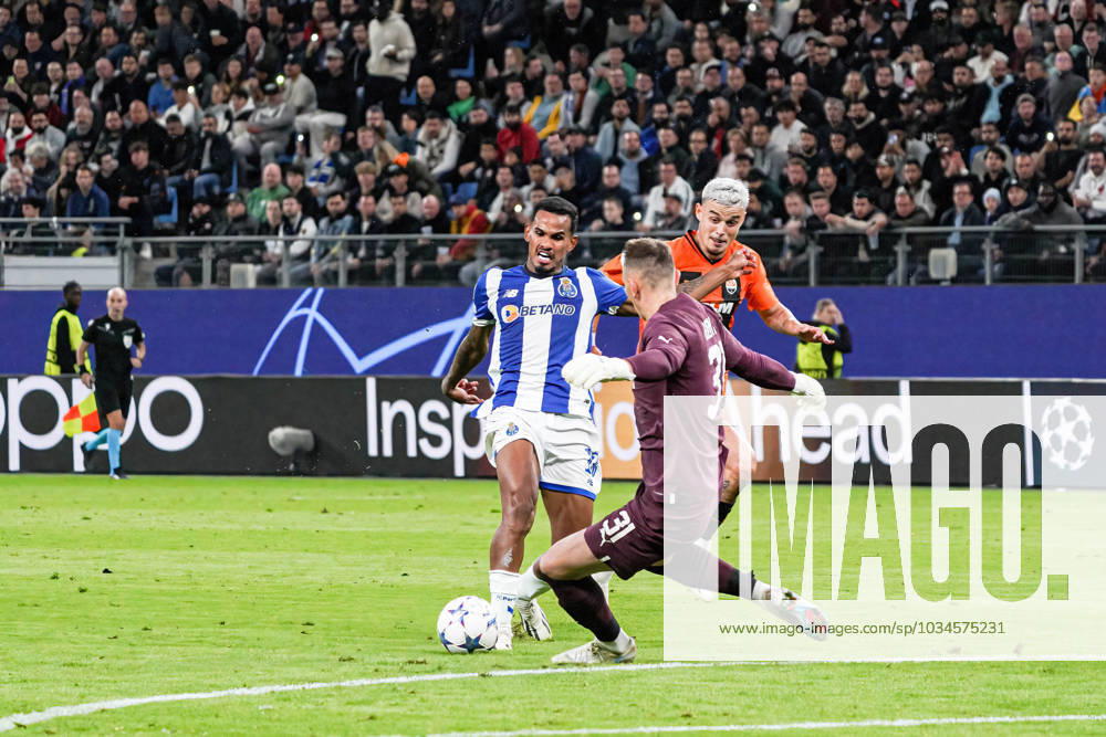Goal kick Galeno FC Porto, 13 , Artur Rudko Shakhtar Donetsk, 01 haelt Ball GER, Shakhtar Donetsk vs FC Porto, Football, Champions League, Group H, Matchday 1, Season 2023 2024, 19 09 2023 GER, Shakhtar Donetsk vs FC Porto, Football, Champions League, Group H, Matchday 1, Season 2023 2024, 19 09 2023 Hamburg