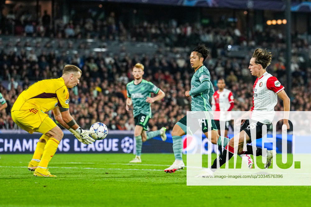 UEFA Champions League: Feyenoord v Celtic Rotterdam - Celtic goalkeeper Joe Hart, Leo Sauer of Feyenoord during the 1st leg of the UEFA Champions League between Feyenoord v Celtic at Stadion Feijenoord De Kuip on 19 September 2023 in Rotterdam, The Netherlands.