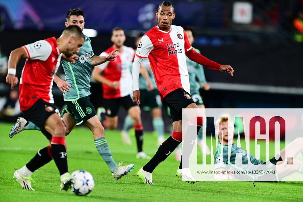 ROTTERDAM - Calvin Stengs of Feyenoord duels with Tomoki Iwata of Celtic during the UEFA Champions League match between Feyenoord and Celtic FC at Feyenoord Stadium de Kuip on September 19, 2023 in Rotterdam, Netherlands. ANP OLAF KRAAK Group E - UEFA Champions League 2023 2024 ANPxSportx IVx 478727998 originalFilename: 478727998