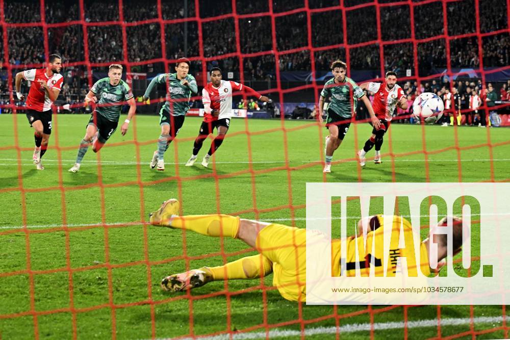 ROTTERDAM - Igor Paixao of Feyenoord (out of frame) misses a penalty during the UEFA Champions League match between Feyenoord and Celtic FC at Feyenoord Stadion de Kuip on September 19, 2023 in Rotterdam, Netherlands. ANP OLAF KRAAK Group E - UEFA Champions League 2023 2024 ANPxSportx IVx 478728744 originalFilename: 478728744
