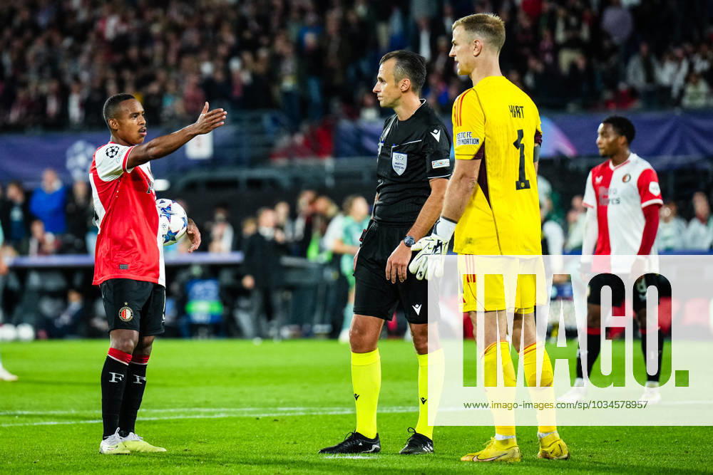 UEFA Champions League: Feyenoord v Celtic Rotterdam - Igor Paixao of Feyenoord, Joe Hart of Celtic during the 1st leg of the UEFA Champions League between Feyenoord v Celtic at Stadion Feijenoord De Kuip on 19 September 2023 in Rotterdam, The Netherlands.