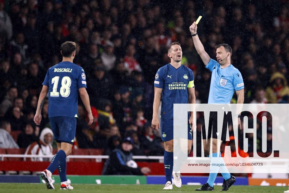 LONDON - (l-r) Olivier Boscagli of PSV Eindhoven receives the yellow card from referee Felix Zwayer during the UEFA Champions League match between Arsenal FC and PSV Eindhoven at the Emirates Stadium on September 20, 2023 in London, United Kingdom. ANP MAURICE VAN STEEN Group B - UEFA Champions League 2023 2024 ANPxSportx IVx 478805149 originalFilename: 478805149