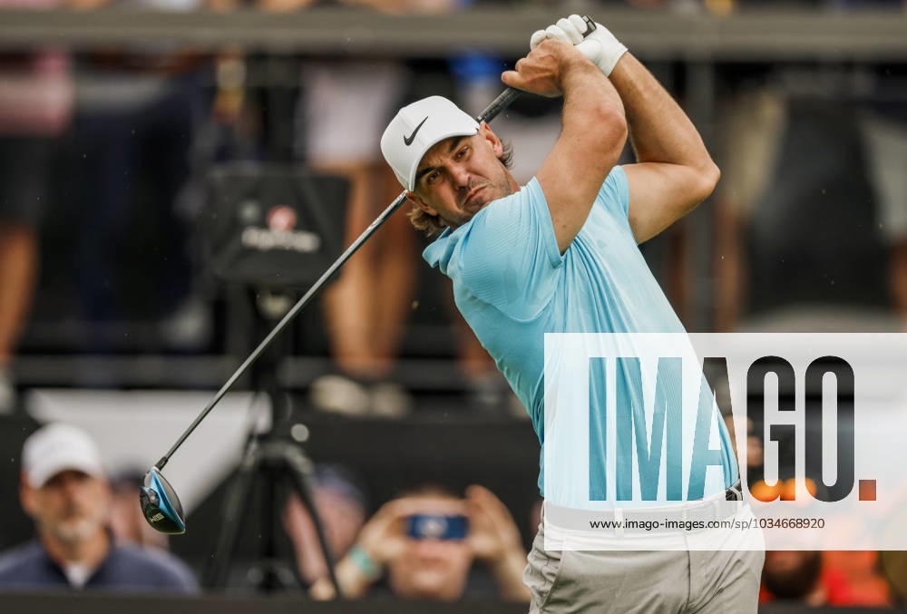 Brooks Koepka of the US hits his tee shot on the eighteenth hole during the first round of the 2023 LIV Golf League tournament at Rich Harvest Farms in Sugar Grove, Illinois, on Friday September 22, 2023. Tournament play runs from September 22nd through the 24th. SGI20230922812 TANNENxMAURY