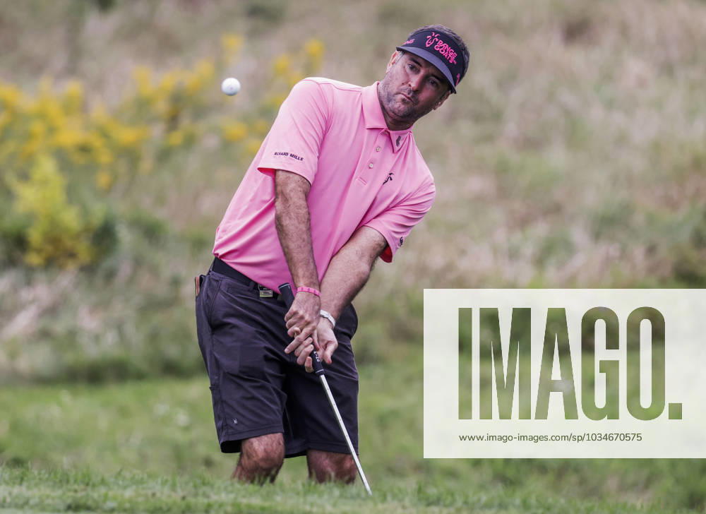 Bubba Watson of the US chips onto the fifteenth green during the first round of the 2023 LIV Golf League tournament at Rich Harvest Farms in Sugar Grove, Illinois, on Friday September 22, 2023. Tournament play runs from September 22nd through the 24th. SGI20230922836 TANNENxMAURY