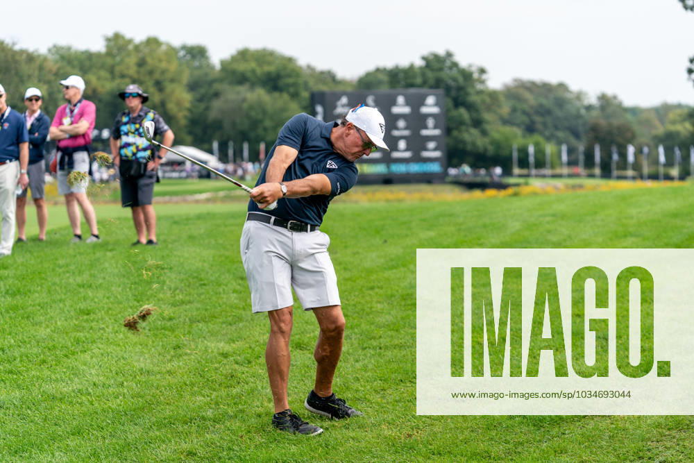 SUGAR GROVE, IL - SEPTEMBER 23: Phil Mickelson chips the ball during the Chicago stop of the LIV Golf tournament on September 22, 2023, at Rich Harvest Farms in Sugar Grove, IL (Photo by Ben Hsu Icon Sportswire) GOLF: SEP 23 LIV Golf Chicago Icon224230922014