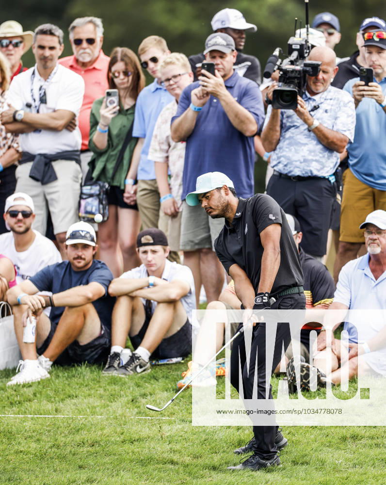 Sebstian Munoz of Colombia chips onto the second green during the third round of the 2023 LIV Golf League tournament at Rich Harvest Farms in Sugar Grove, Illinois, on Sunday, September 24, 2023. Tournament play runs from September 22nd through the 24th. SGI20230924829 TANNENxMAURY