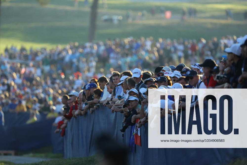 Rome Ryder Cup 2023 - Foursomes Session, 29.09.2023 Rome, Italy 29.09.2023: thousands of spectators attend the first day of Foursomes Session at RYDER CUP 2023 at Marco Simone Golf & Country Club di Guidonia Montecelio, Roma Rome italy -