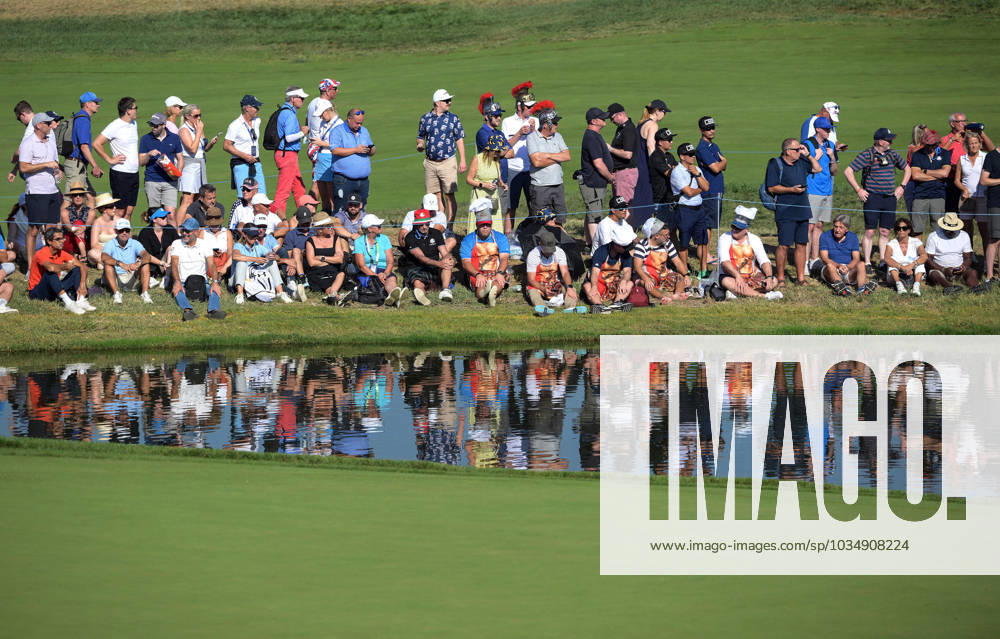 People attend the Foursomes matches on the first day of the 2023 Ryder Cup golf tournament at Marco Simone Golf Club in Guidonia, near Rome, Italy, 29 September 2023. The 44th Ryder Cup matches between the US and Europe will be held in Italy from 29 September to 01 October 2023. ANSA ETTORE FERRARI 2023 Ryder Cup golf tournament - Foursome matches - ZUMAa110 20230929_zaf_a110_020