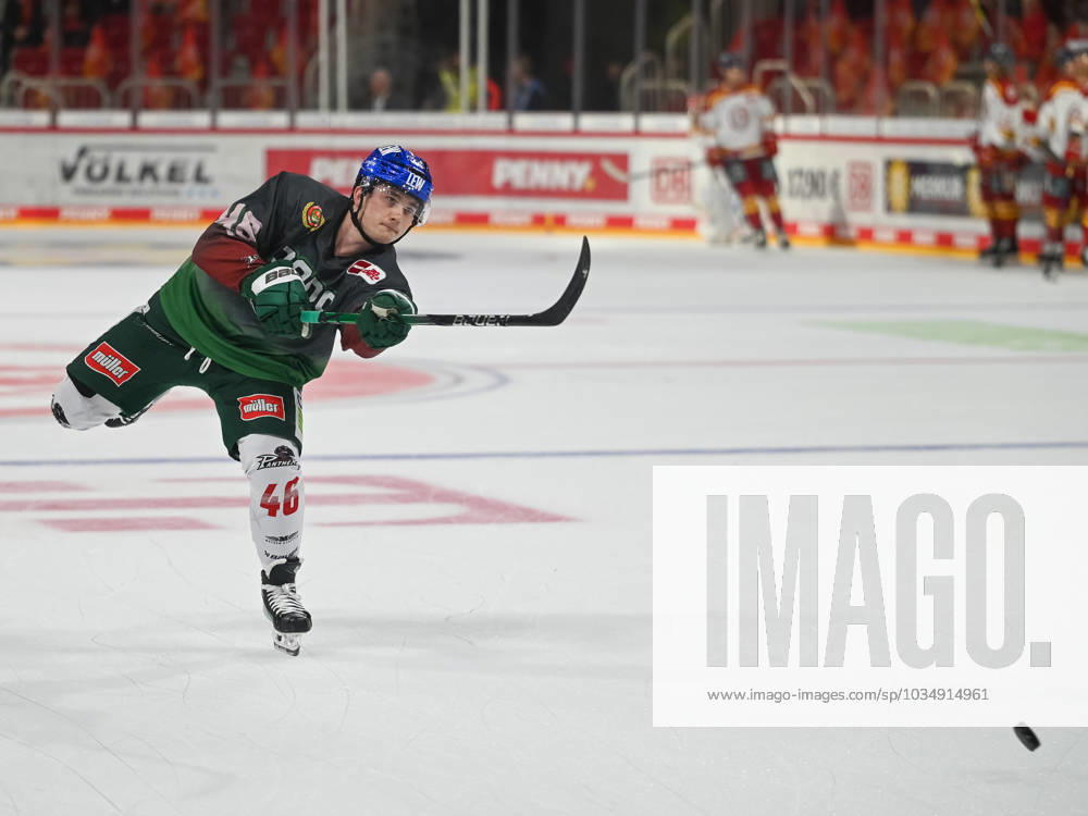 Moritz Elias Augsburger Panther, 46 has pulled off and looks after the puk Duesseldorfer EG vs Augsburger Panther, ice hockey, penny DEL, season 2023 2024, 05 matchday, 29 09 2023 Duesseldorfer EG vs Augsburger Panther, ice hockey, penny DEL, season 2023 2024, 05 matchday , 29 09 2023 Duesseldorf