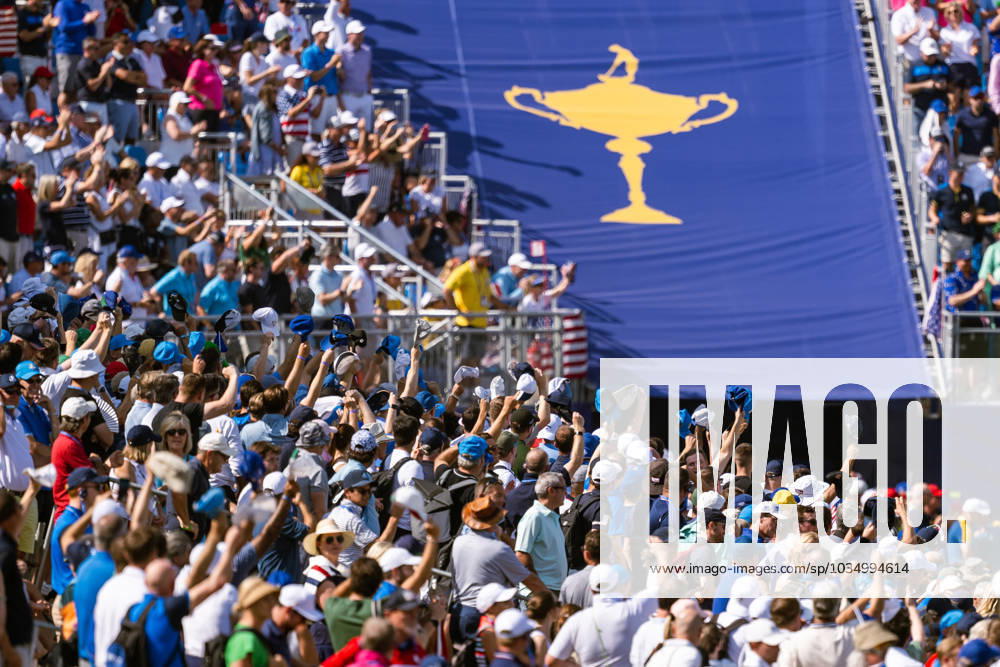 Spectators wave their caps as Patrick Cantlay not pictured of Team USA is on the first tee in a singles match during day three of the Ryder Cup on October 1, 2023 in Rome Photo Mathias Bergeld BILDBYRAN kod MB MB0738 golf ryder cup day 3 bbeng