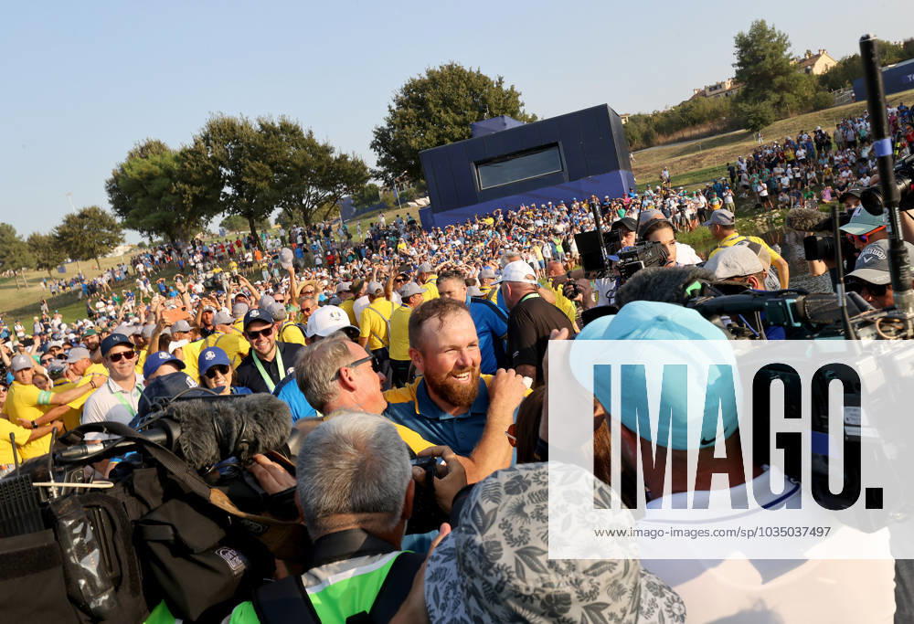 GOLF - Ryder Cup 2023 ROME,ITALY,01.OCT.23 - GOLF - Ryder Cup, Marco Simone Golf and Country Club. Image shows the rejoicing of Shane Lowry (IRL EUR). GEPAxpictures Oberlaender