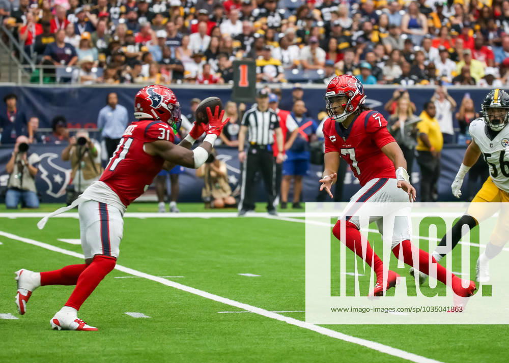 HOUSTON, TX - OCTOBER 01: Houston Texans running back Dameon Pierce (31) catches a toss thrown by Houston Texans quarterback C.J. Stroud (7) in the second quarter during the NFL, American Football Herren, USA game between the Pittsburgh Steelers and Houston Texans on October 1, 2023 at NRG Stadium in Houston, Texas. (Photo by Leslie Plaza Johnson Icon Sportswire) NFL: OCT 01 Steelers at Texans Icon231001157