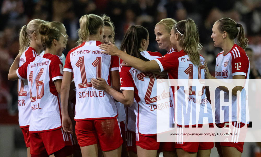 The Munich women cheer with Linda Dallmann FC Bayern Muenchen Frauen, 10 whose goal to 2 0 FC Bayern Muenchen Frauen vs 1 FC Koeln, Football, Womens Bundesliga, Matchday 2, Season 2023 2024, 02 10 2023 FC Bayern Muenchen Women vs 1 FC Koeln, Football, Womens Bundesliga, 2 Matchday, Season 2023 2024, 02 10 2023 Muenchen