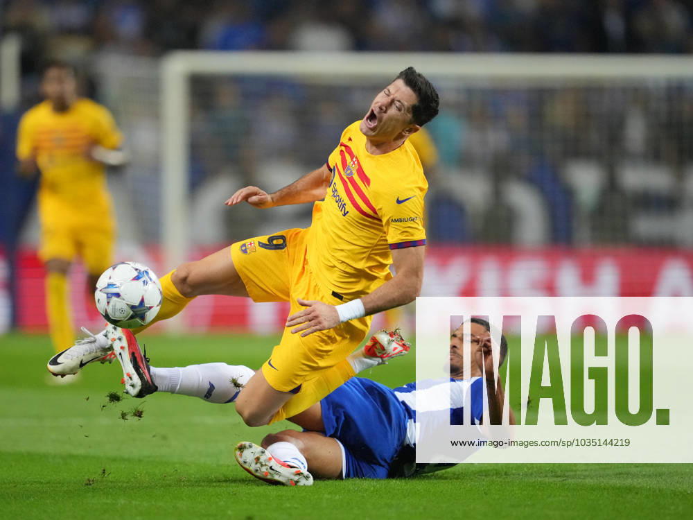 FC Porto x FC Barcelona, Barca - UEFA Champions League 23 24 Robert Lewandowski do FC Barcelona e David Carmo do FC Porto em duelo durante partida entre FC Porto x FC Barcelona valida pela Uefa Champions League 23 24 no Estadio do Dragao, Porto , Portugal (Foto de Pedro Loureiro Avant Sports) Porto Estadio do Dragao Portugal