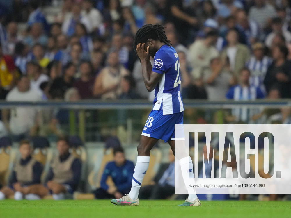 FC Porto x FC Barcelona, Barca - UEFA Champions League 23 24 Romario Baro do FC Porto se culpa por golo durante partida entre FC Porto x FC Barcelona valida pela Uefa Champions League 23 24 no Estadio do Dragao, Porto , Portugal (Foto de Pedro Loureiro Avant Sports) Porto Estadio do Dragao Portugal