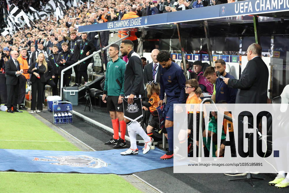 Newcastle Upon Tyne, England, 4th October 2023. Jamaal Lascelles of Newcastle United walks out ahead of the UEFA Champions League match at St. James Park, Newcastle Upon Tyne. Picture credit should read: Nigel Roddis Sportimage . SPI-2627-0091