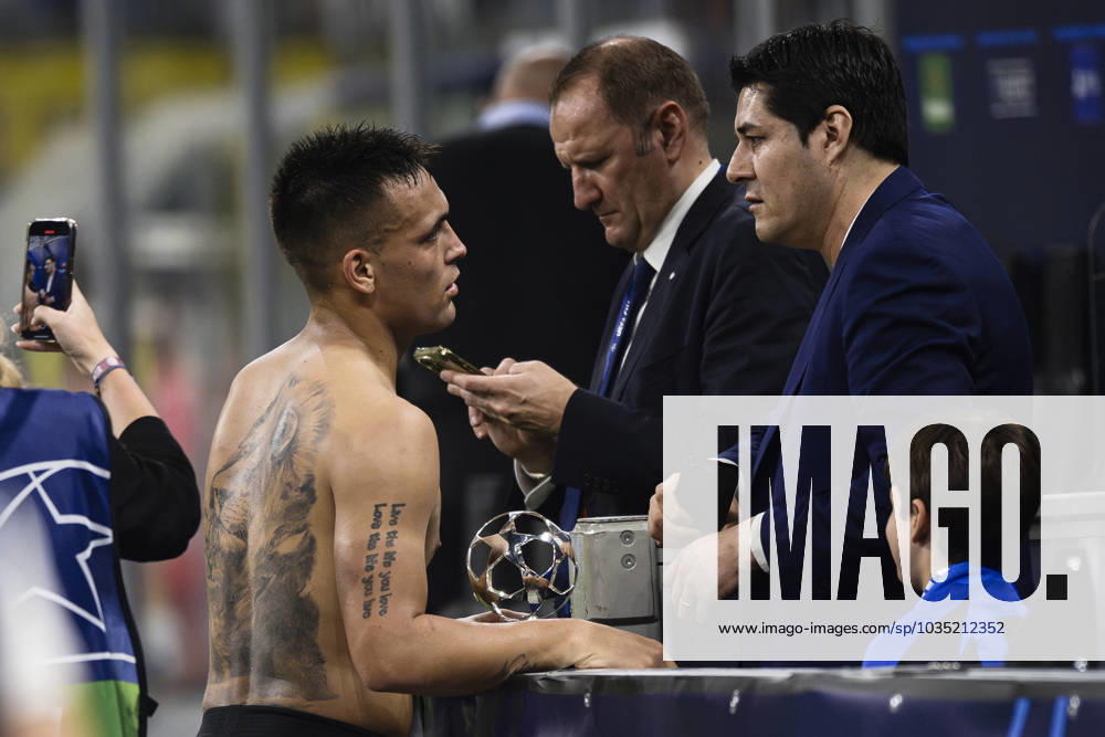 FC Internazionale v SL Benfica - UEFA Champions League Lautaro Martinez of FC Internazionale speaks with Julio Cruz at the end of the UEFA Champions League football match between FC Internazionale and SL Benfica. Milan Italy