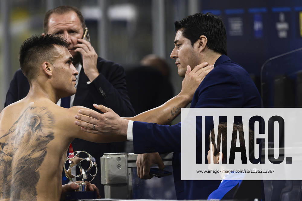 FC Internazionale v SL Benfica - UEFA Champions League Lautaro Martinez of FC Internazionale speaks with Julio Cruz at the end of the UEFA Champions League football match between FC Internazionale and SL Benfica. Milan Italy