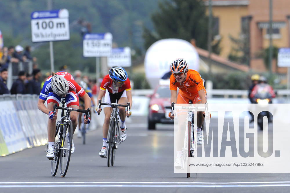 20080927 - VARESE, ITALY: British cyclist Nicole Cooke beats Dutch cyclist Marianne Vos and German cyclist Judith Arndt in the women s cycling race, at the World Championships, in Varese, Italy, Sutarday 27 September 2008. PHOTO LUC CLAESSEN VARESE ITALY