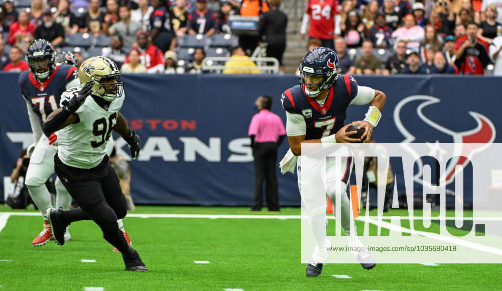 HOUSTON, TX - OCTOBER 15: Houston Texans quarterback C.J. Stroud (7) is flushed from the pocket by New Orleans Saints defensive end Carl Granderson (96) during the football game between the New Orleans Saints and Houston Texans at NRG Stadium on October 15, 2023, in Houston, Texas. (Photo by Ken Murray Icon Sportswire) NFL, American Football Herren, USA OCT 15 Saints at Texans Icon231015002